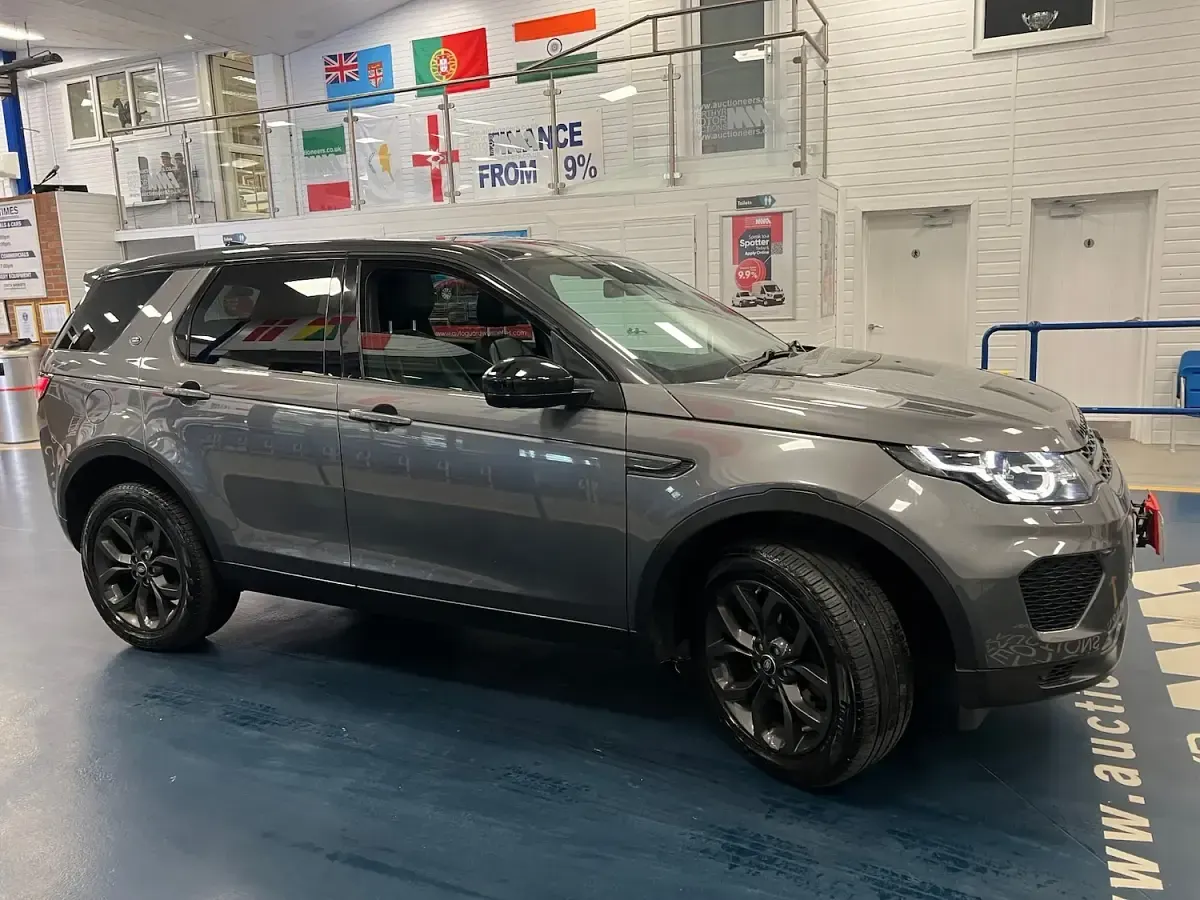 Used Land Rover Discovery 5 Landmark 180 HP (132 kW) 2019 Grey SUV