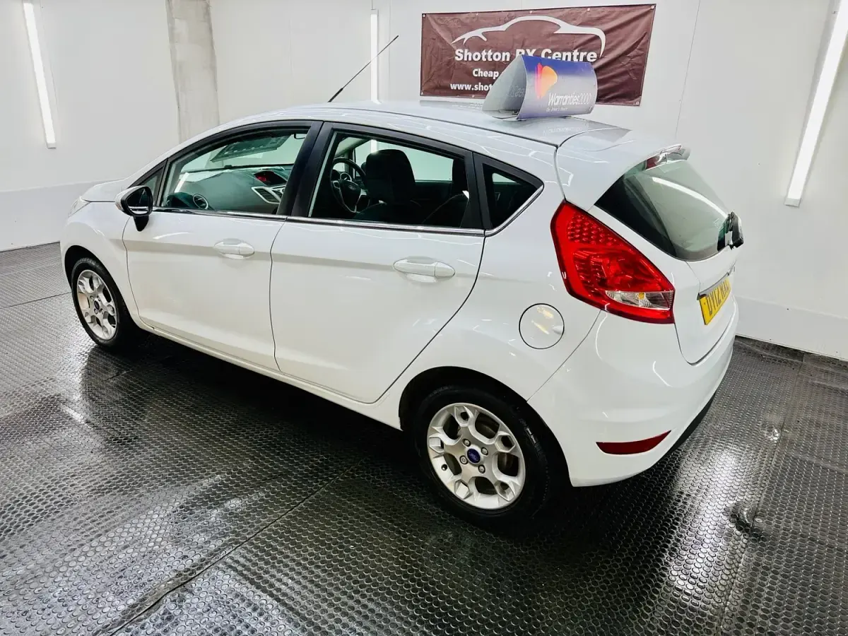 Used Ford Fiesta Zetec 70 HP (51 kW) 2012 White Hatchback