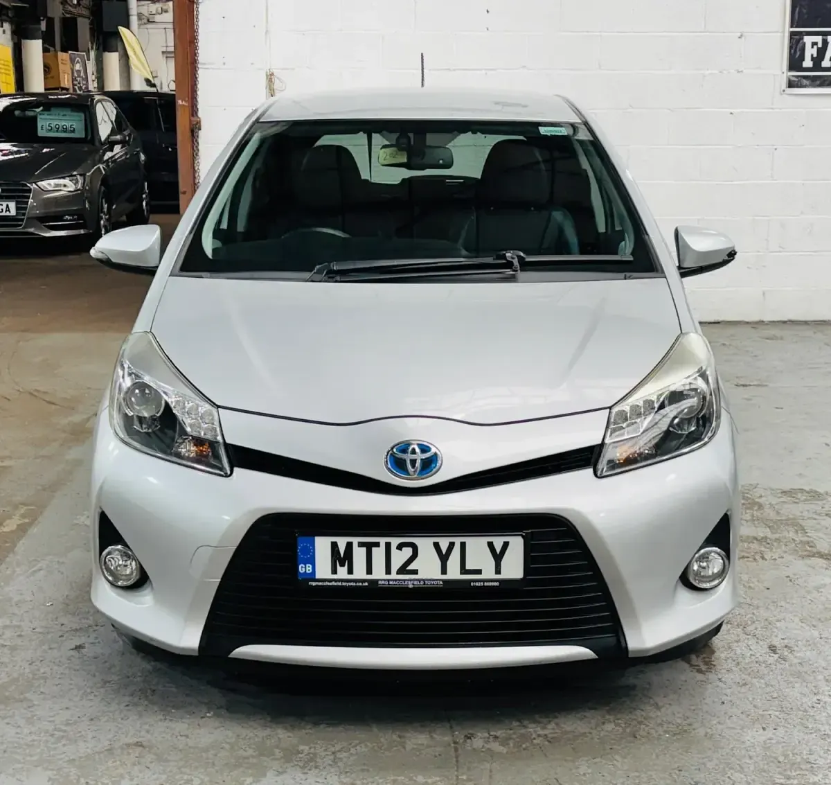 Used Toyota Yaris 100 HP (73 kW) 2012 Silver Hatchback