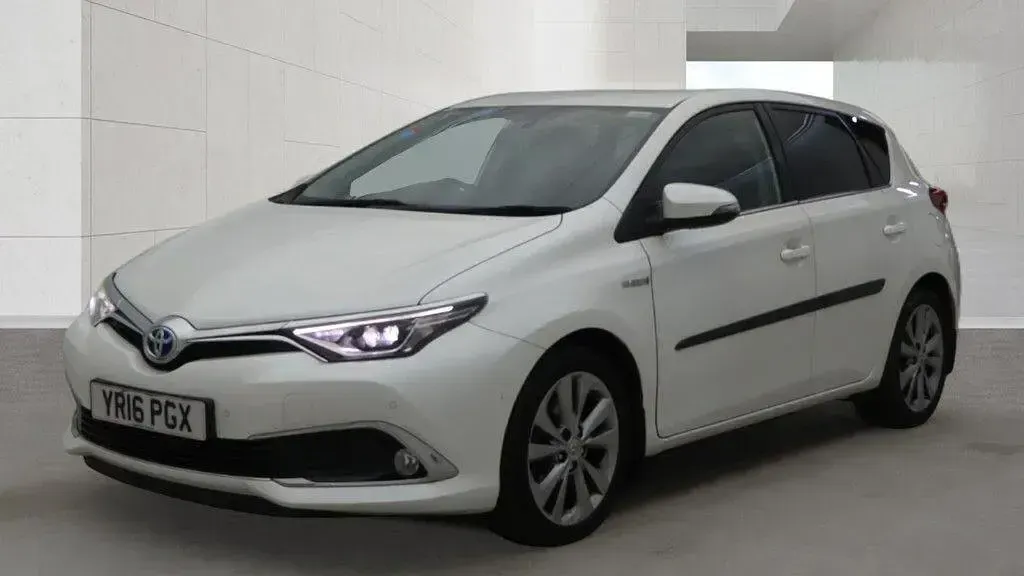 Used Toyota Auris Hybrid 136 HP (100 kW) 2016 White Hatchback