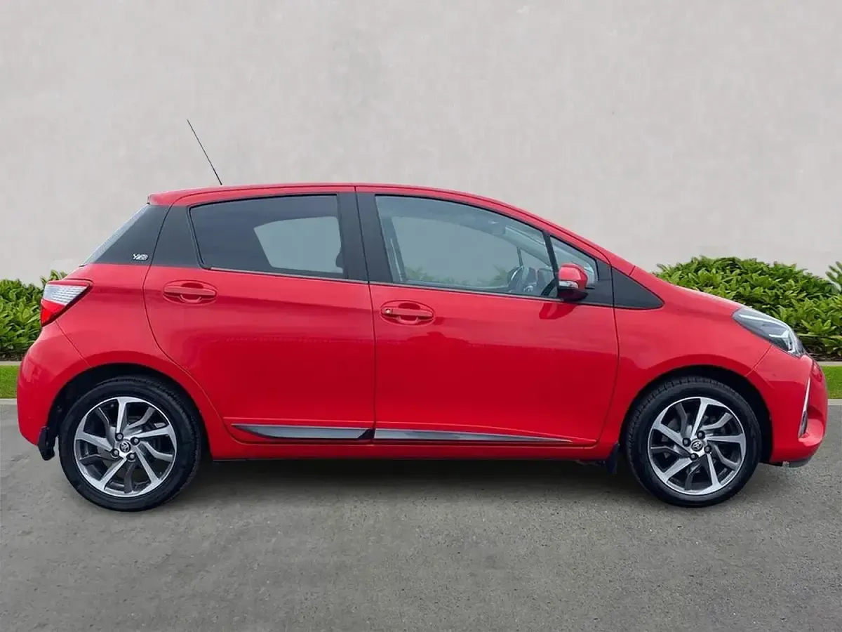 Używany Toyota Yaris 111 KM (81 kW) 2020 Czerwony Hatchback