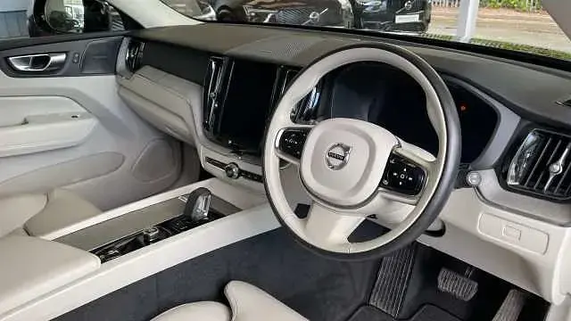 Usado Volvo XC60 Plus 247 HP (181 kW) 2024 SUV