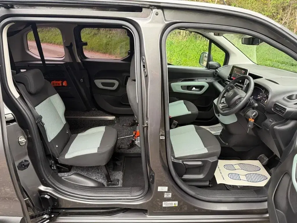 Usado Citroën Berlingo Feel 131 HP (96 kW) 2021 Cinzento Monovolume