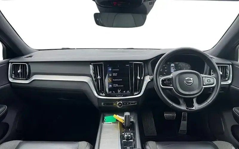 Usado Volvo V60 R-Design 163 HP (119 kW) 2021 Preto Carrinha