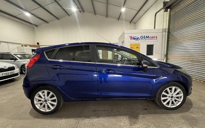 Usado Ford Fiesta Titanium 101 HP (74 kW) 2017 Azul Citadino
