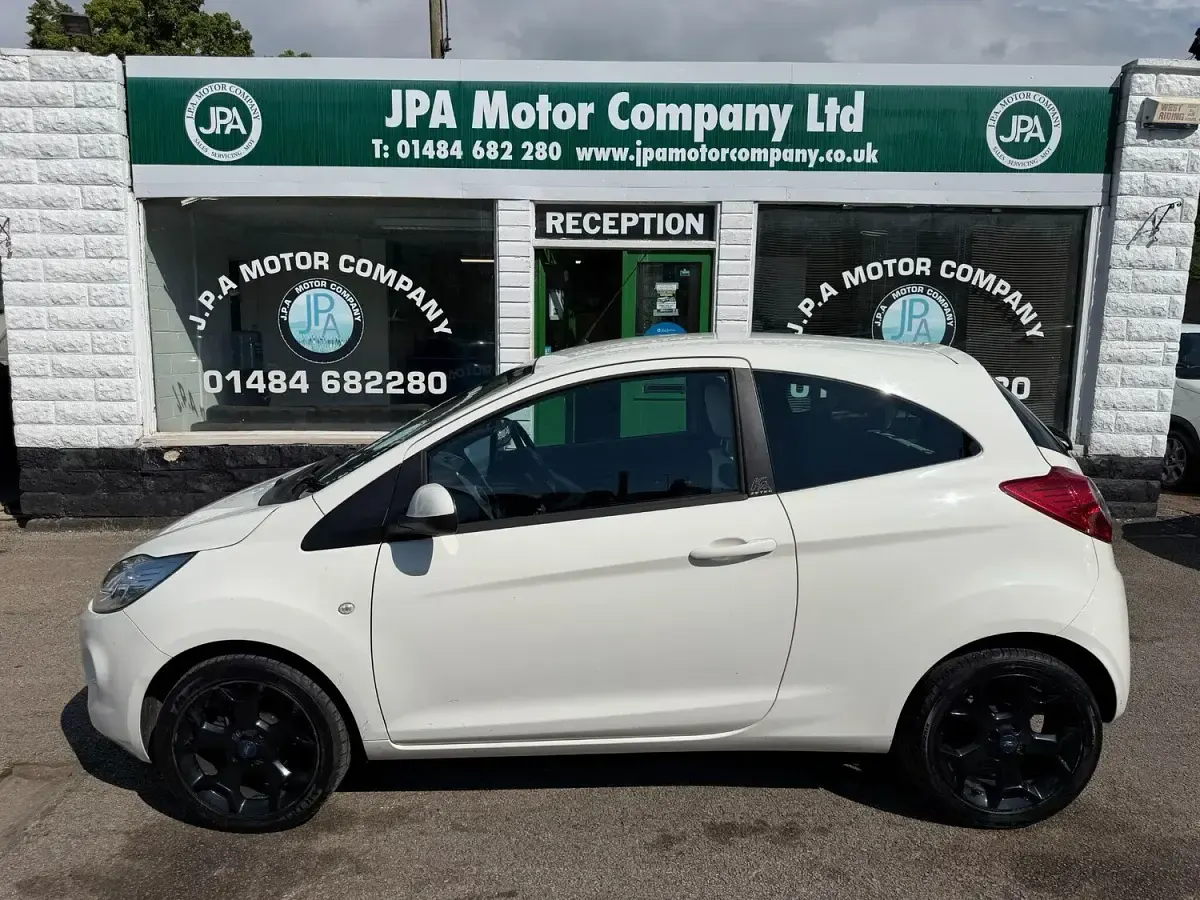 Used Ford Ka Zetec 69 HP (50 kW) 2016 White Hatchback