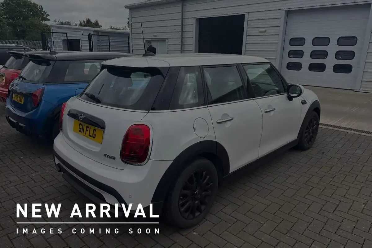 Usado Mini Cooper Classic 134 HP (98 kW) 2023 Branco Citadino