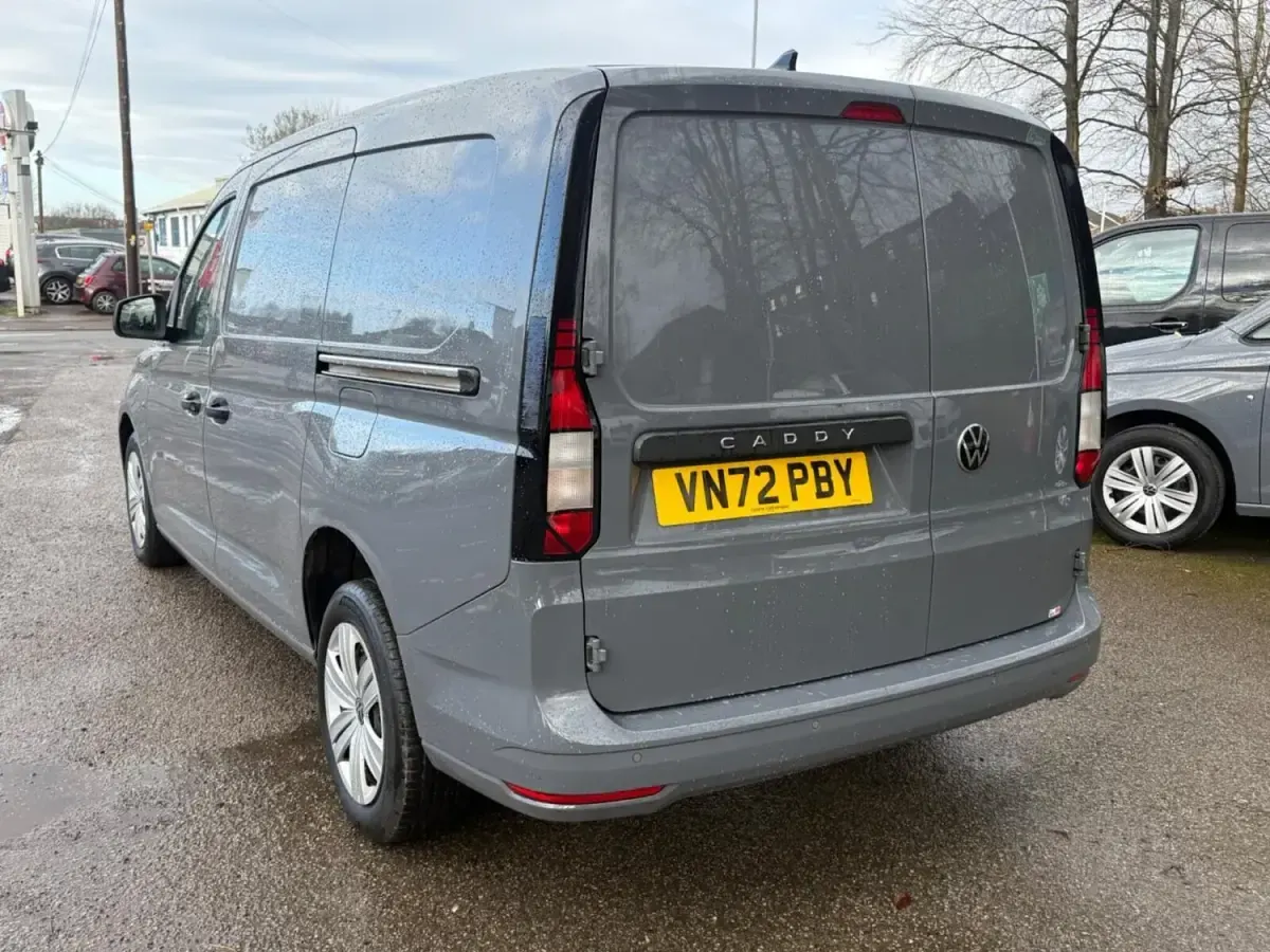 Usado VW Caddy S 2022 Gris Monovolumen