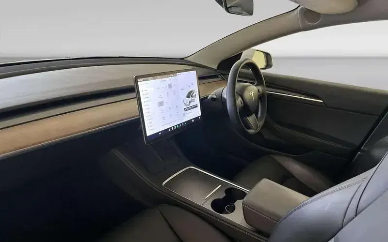 Used Tesla Model 3 Standard Range Plus 180 kW (245 HP) 2021 White Sedan