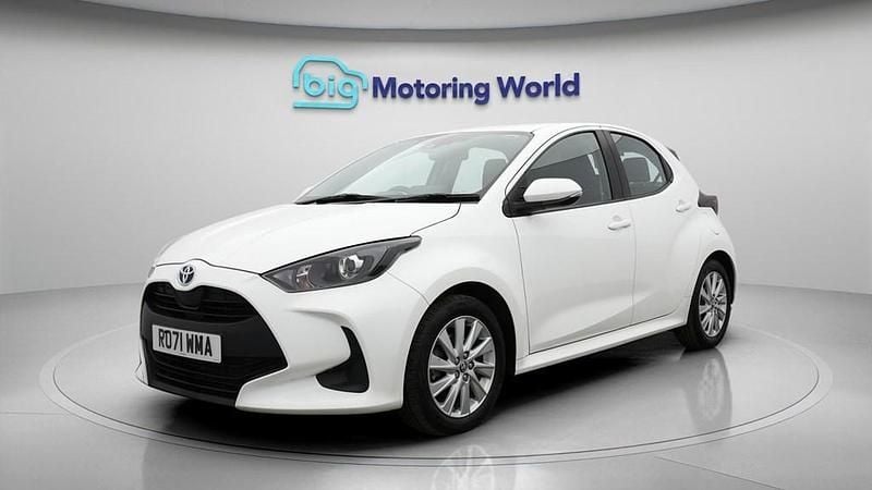 Used Toyota Yaris Hybrid 116 HP (85 kW) 2022 White Hatchback
