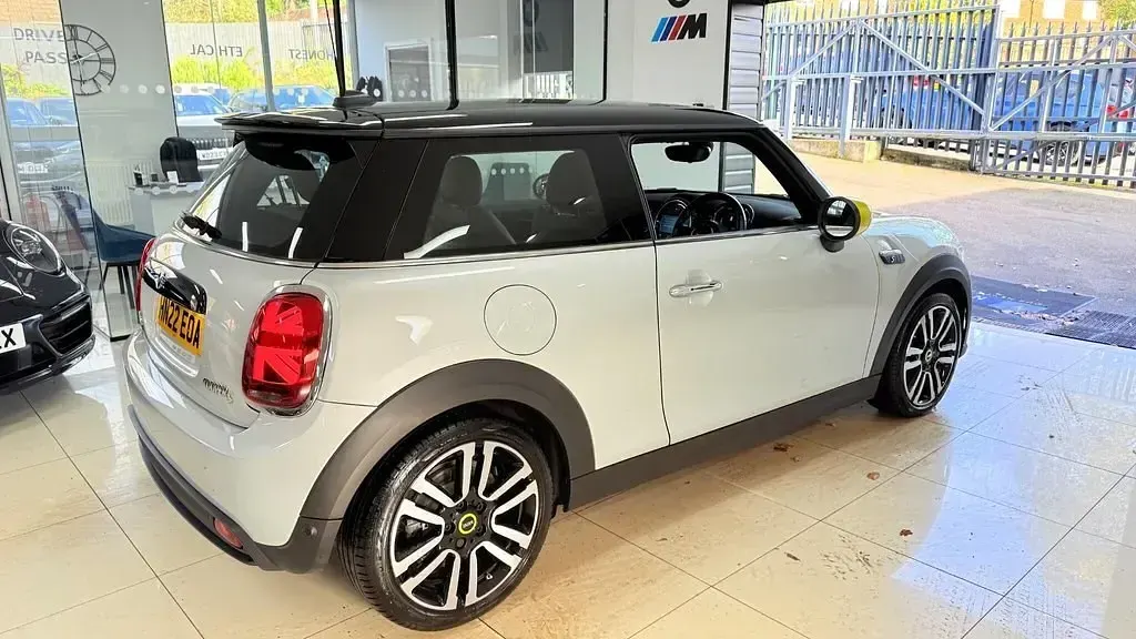 Używany Mini Cooper SE Hatch 135 kW (184 KM) 2022 Srebrny Hatchback