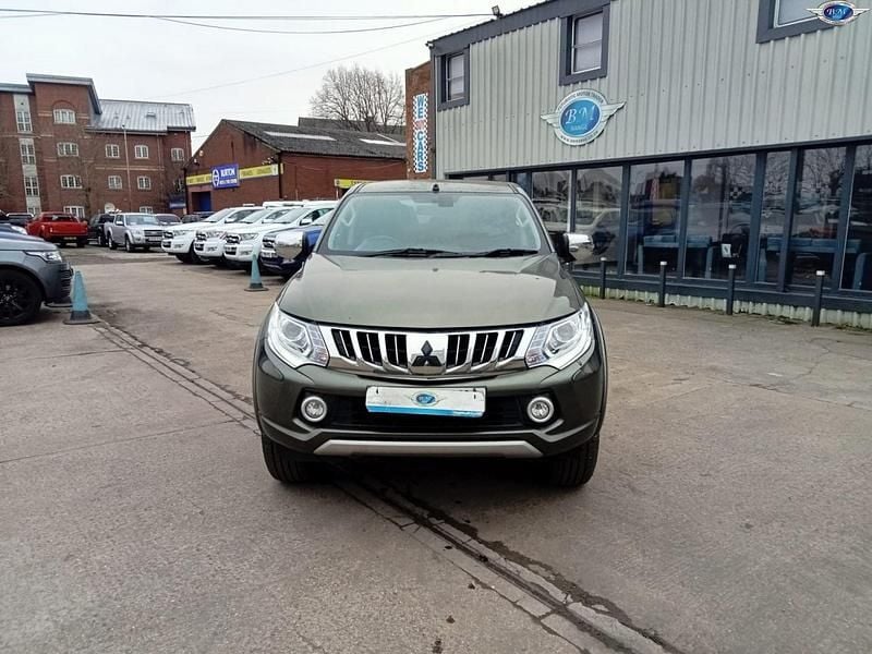 Usado Mitsubishi L200 Warrior 178 HP (130 kW) 2015 Verde Pickup