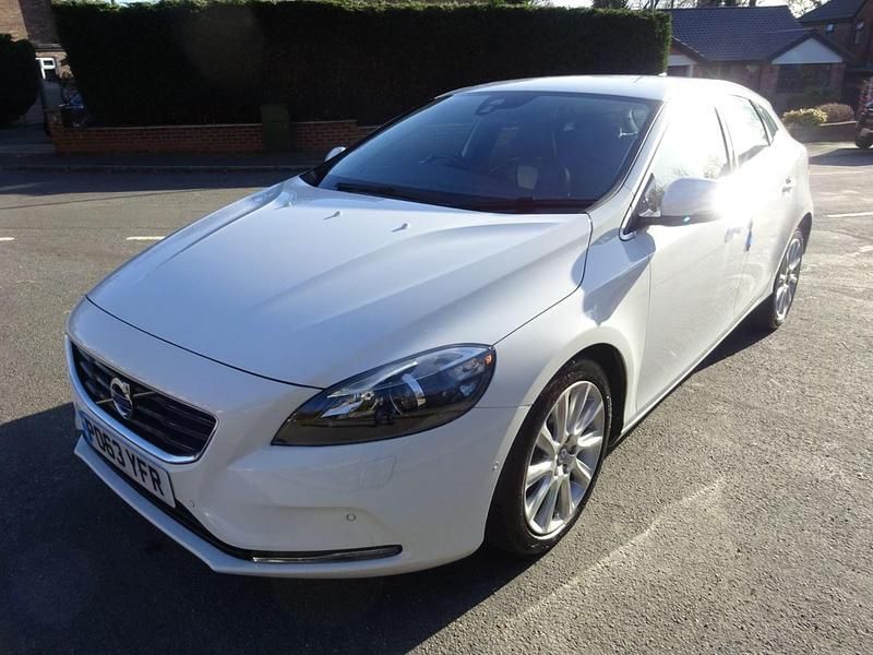 Used Volvo V40 SE Lux 115 HP (84 kW) 2013 White Hatchback