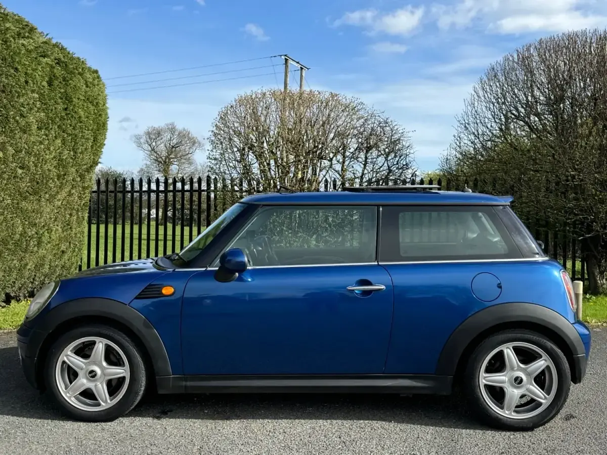 Begagnad Mini Cooper Hatch 2007 Blå Halvkombi