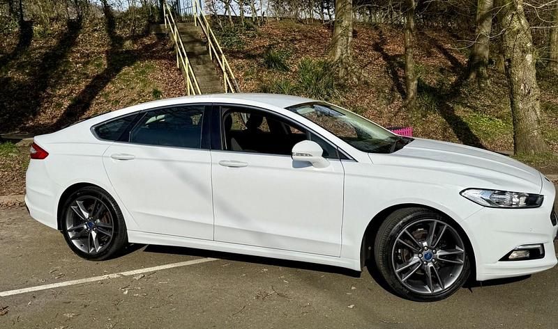 Used Ford Mondeo Titanium 180 HP (132 kW) 2015 White Hatchback