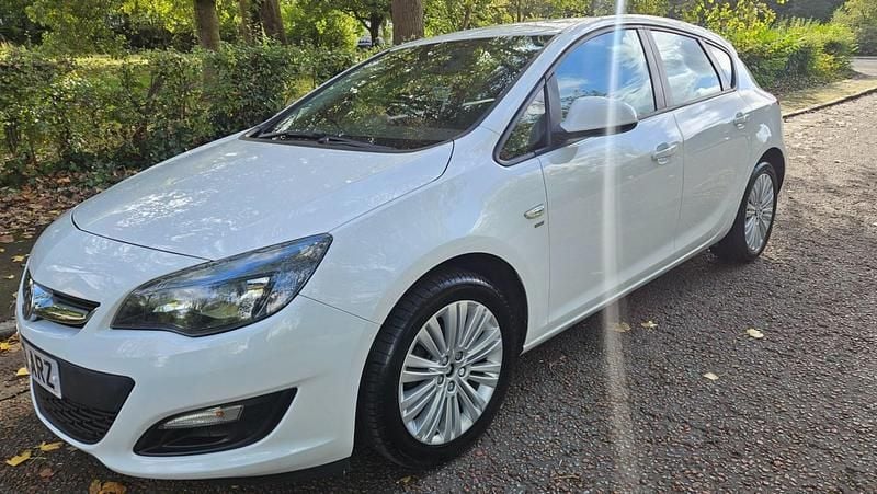 Second-hand Vauxhall Astra 2013 Alb Hatchback