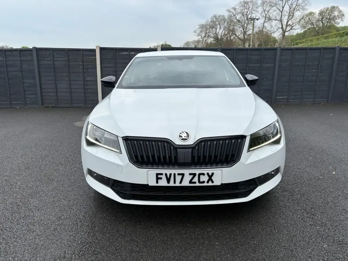 Gebraucht Skoda Superb SportLine 190 PS (139 kW) 2017 Weiß Kleinwagen