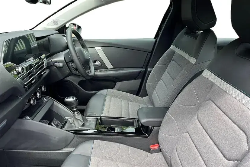 Used Citroën C4 PureTech 101 HP (74 kW) 2022 Perla nera black Hatchback