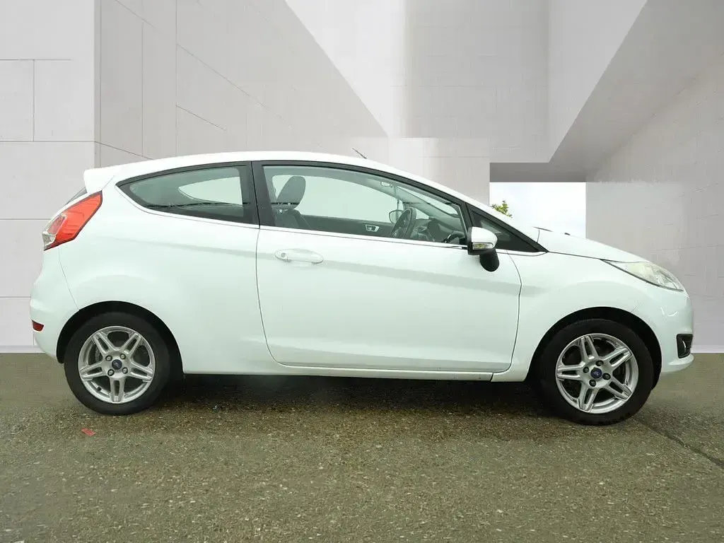 Used Ford Fiesta Zetec 82 HP (60 kW) 2014 White Hatchback