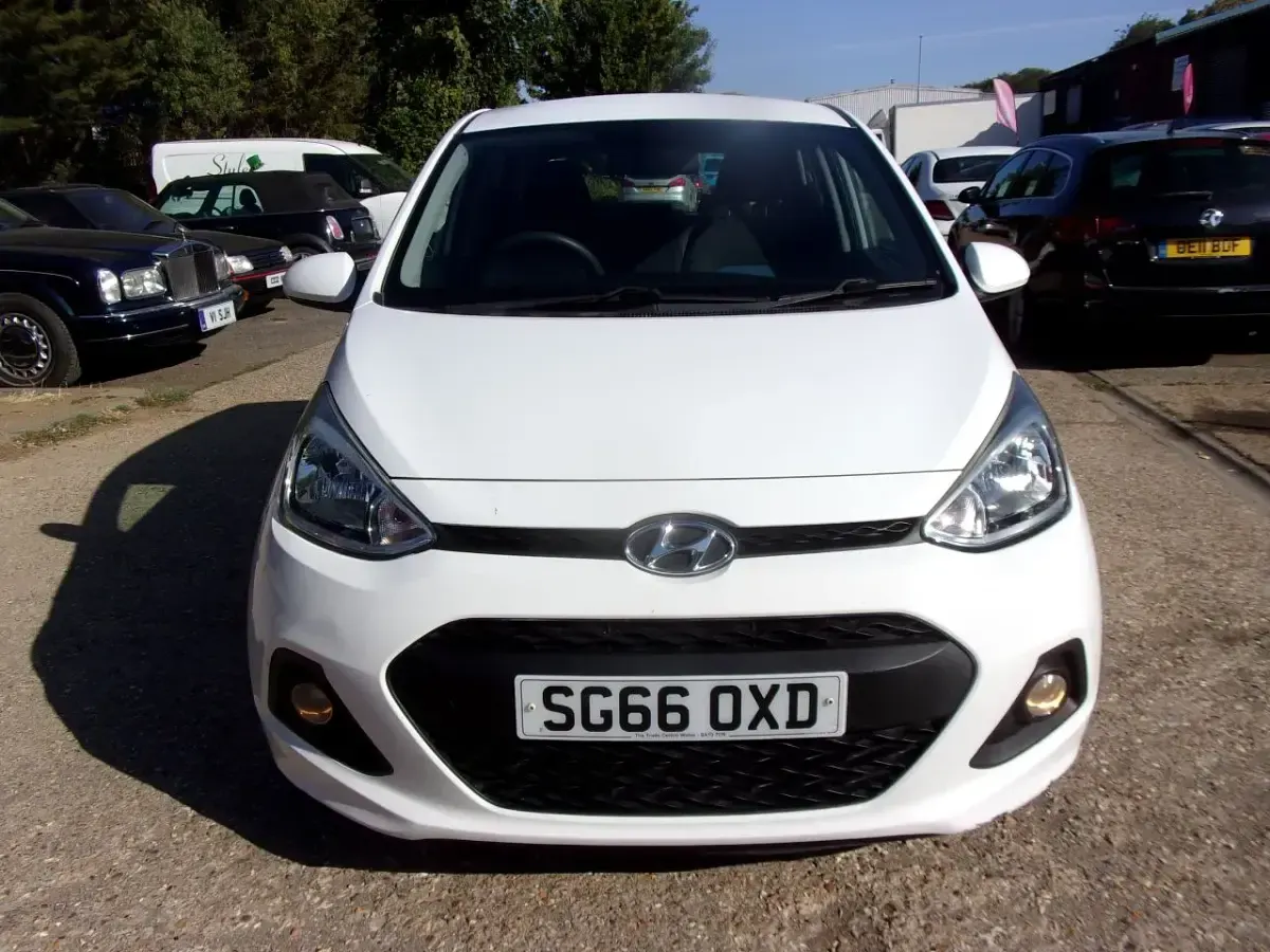Used Hyundai i10 SE 67 HP (49 kW) 2016 White Hatchback