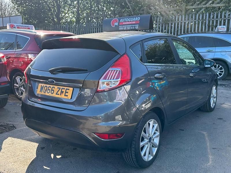 Usado Ford Fiesta Titanium 125 HP (91 kW) 2017 Cinzento Citadino