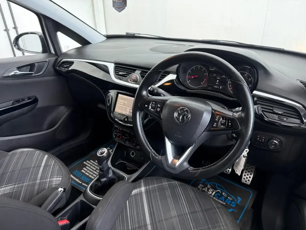 Second-hand Vauxhall Corsa Edition 2015 Alb Hatchback