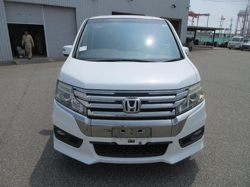 White Used 2012 Honda Stepwgn Cool MPV | £11,995 (Fair price) - Image 1/4