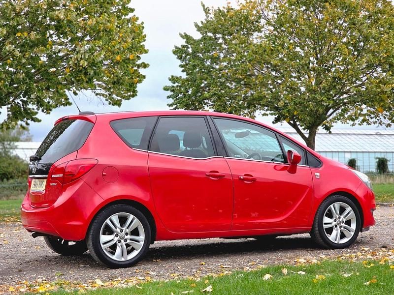 Used Vauxhall Meriva 120 HP (88 kW) 2016 Red MPV