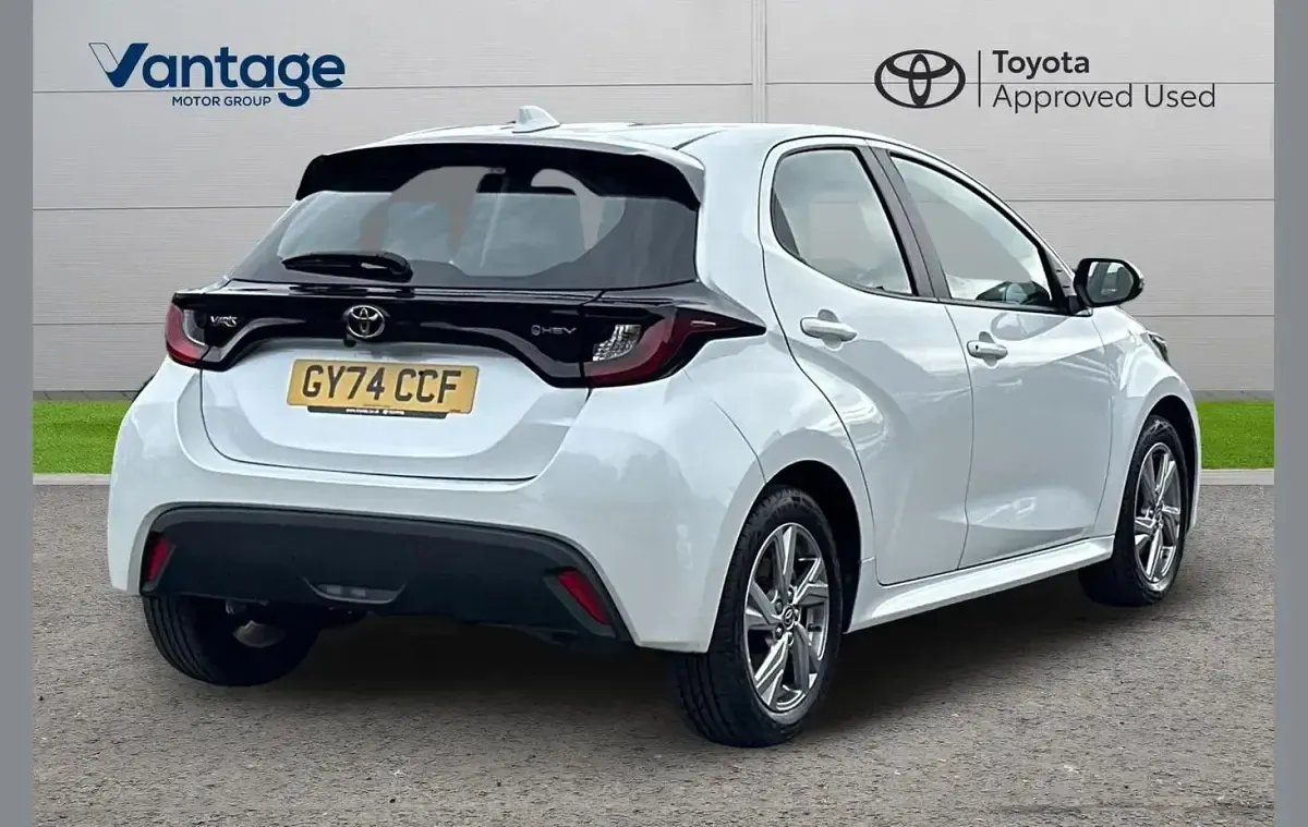 Used Toyota Yaris 113 HP (83 kW) 2024 White Hatchback