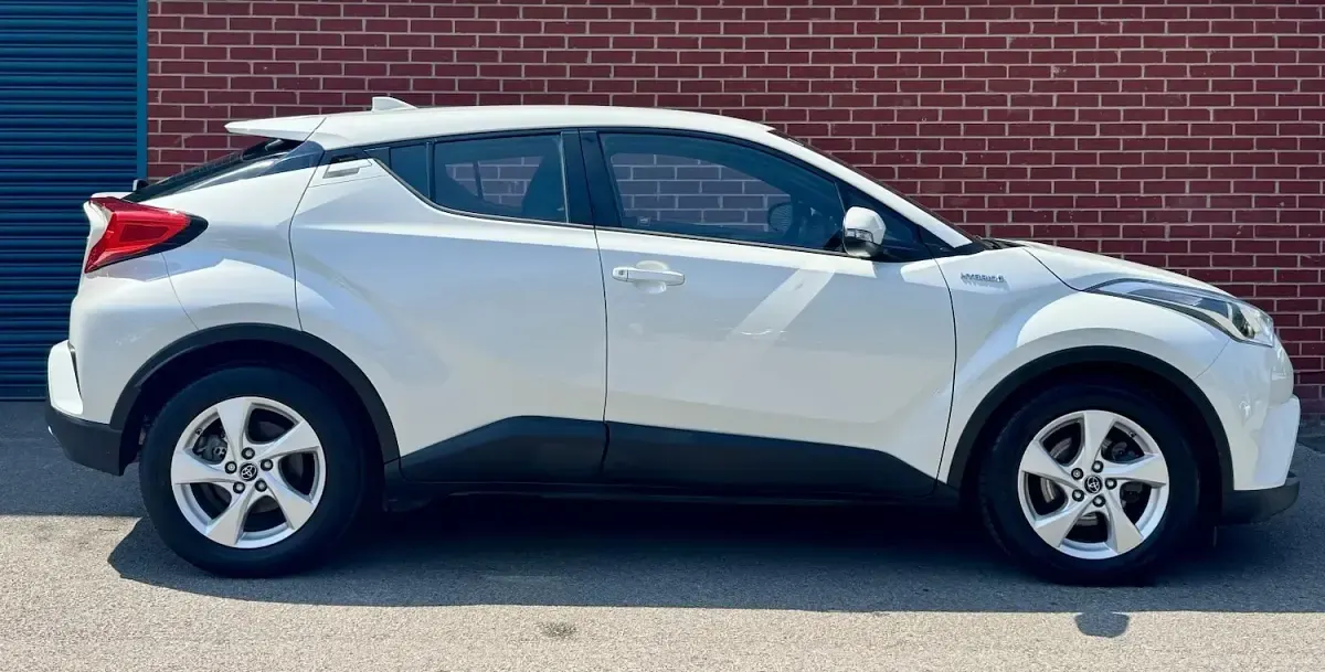 Used Toyota C-HR 120 HP (88 kW) 2019 White SUV