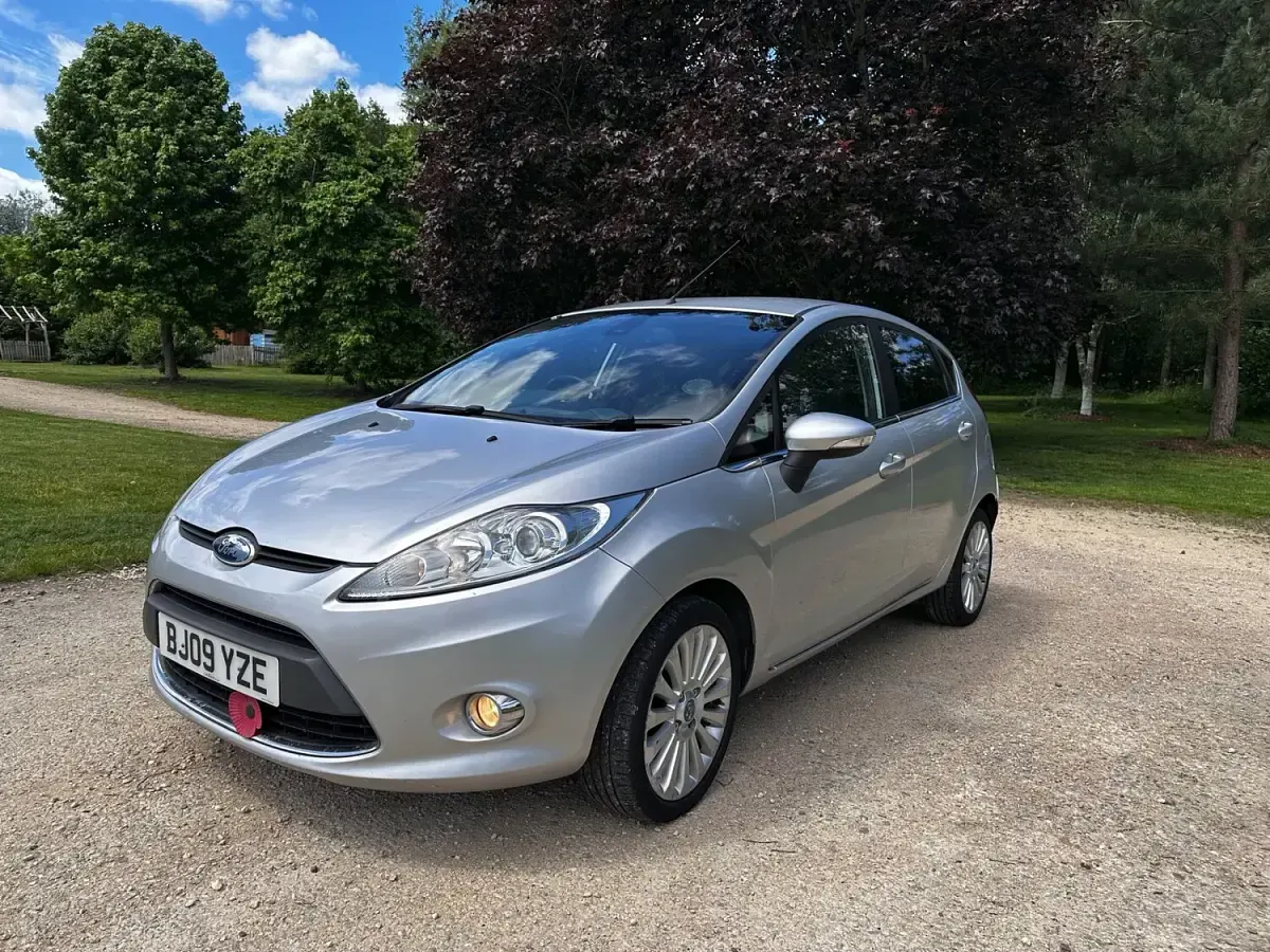 Used Ford Fiesta Titanium 89 HP (65 kW) 2009 Silver Hatchback