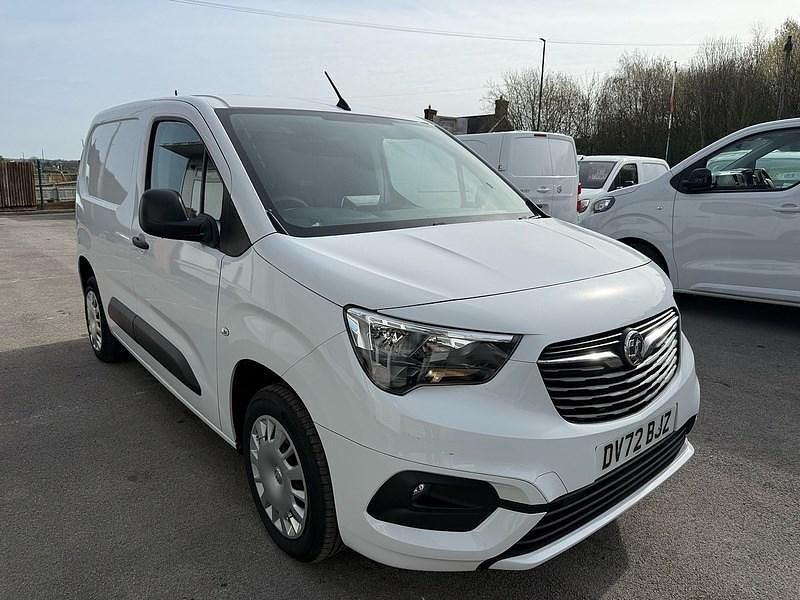 Second-hand Vauxhall Combo Sportive 100 CP (73 kW) 2022 Alb Monovolum