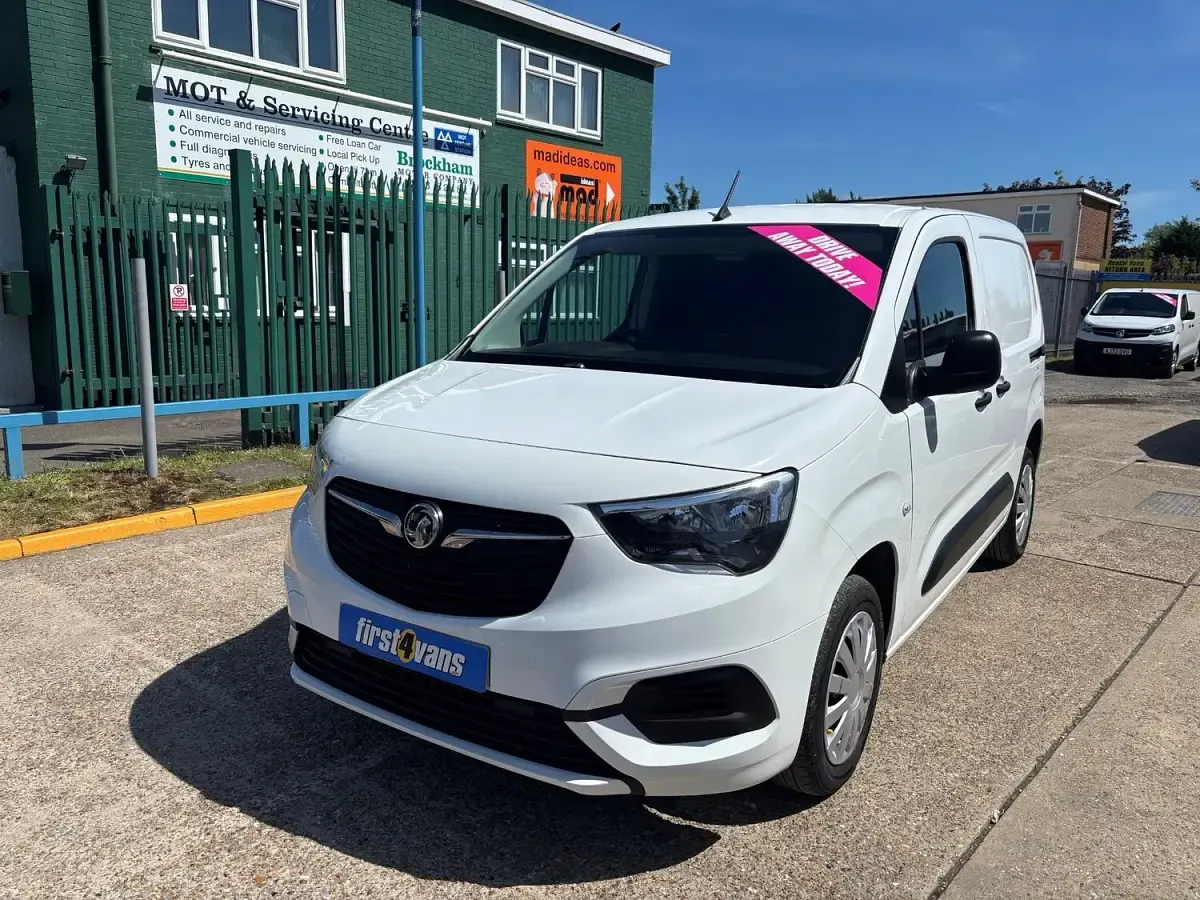 Used Vauxhall Combo Sportive 100 HP (73 kW) 2020 White MPV