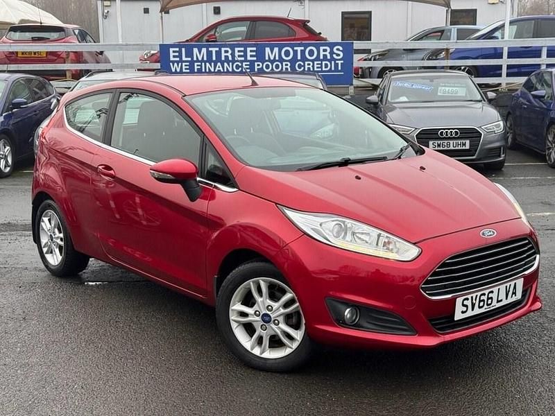 Used Ford Fiesta Zetec 82 HP (60 kW) 2016 Red Hatchback