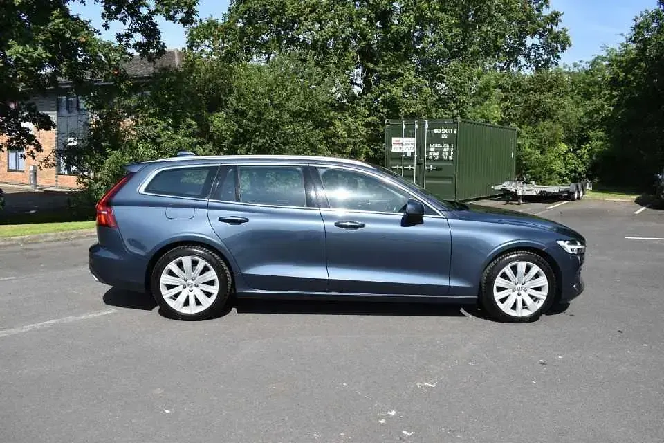 Used Volvo V60 Inscription 197 HP (144 kW) 2022 Blue Estate