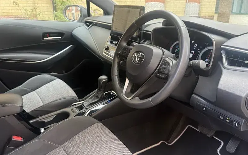 Used Toyota Corolla Design 140 HP (102 kW) 2025 Silver Hatchback