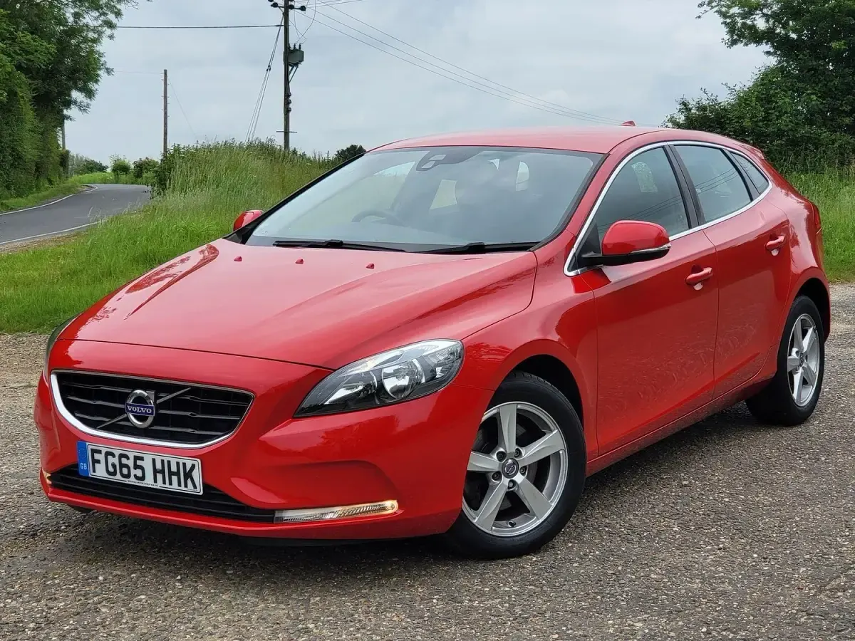 Used Volvo V40 SE 122 HP (89 kW) 2015 Red Hatchback