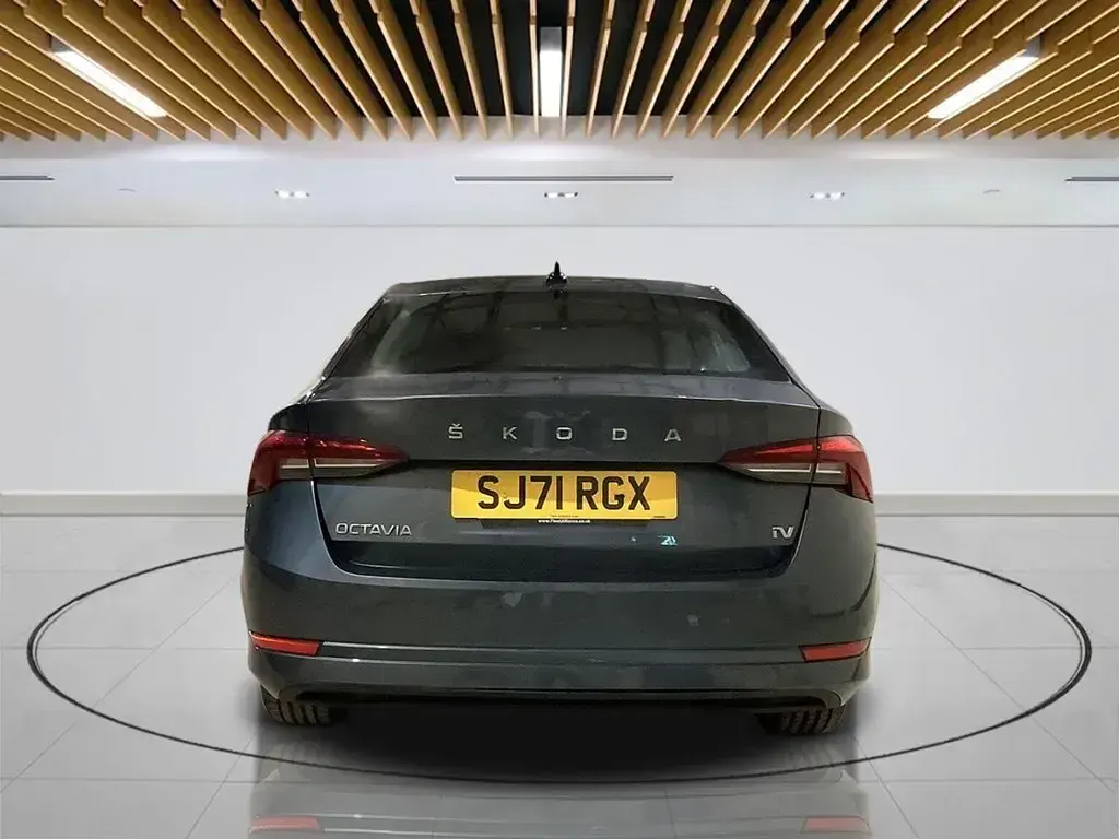 Usado Skoda Octavia SE Technology 204 CV (150 kW) 2021 Gris Utilitario