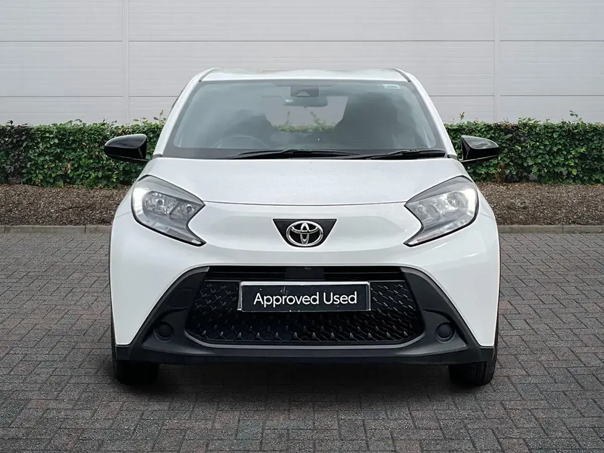 Used Toyota Aygo X PURE 72 HP (52 kW) 2024 White SUV