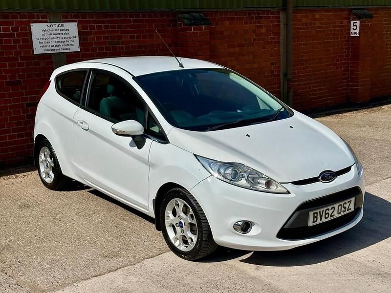 Used Ford Fiesta Zetec 82 HP (60 kW) 2012 White Hatchback