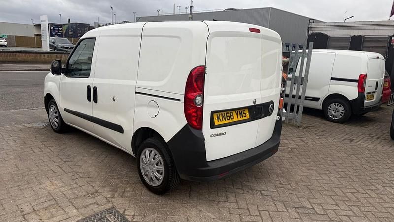 Used Vauxhall Combo 95 HP (69 kW) 2018 White MPV