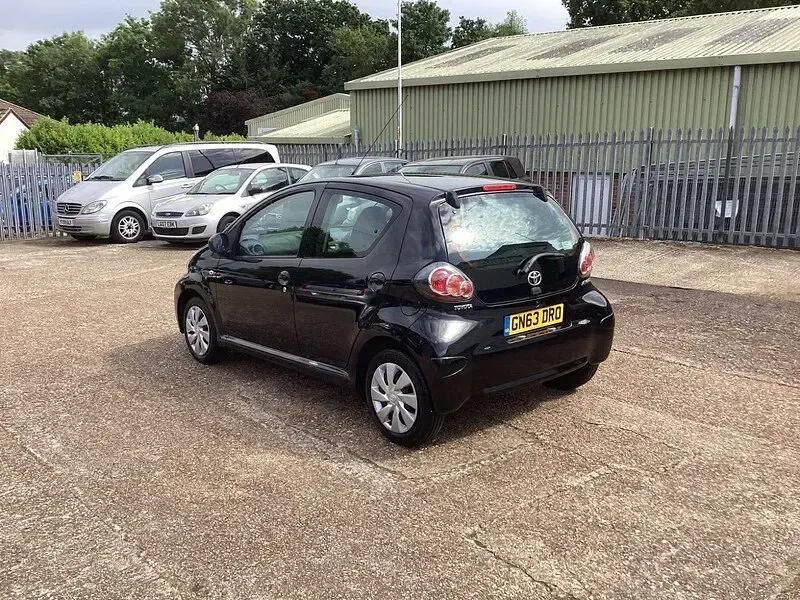 Używany Toyota Aygo 68 KM (50 kW) 2013 Czarny Hatchback