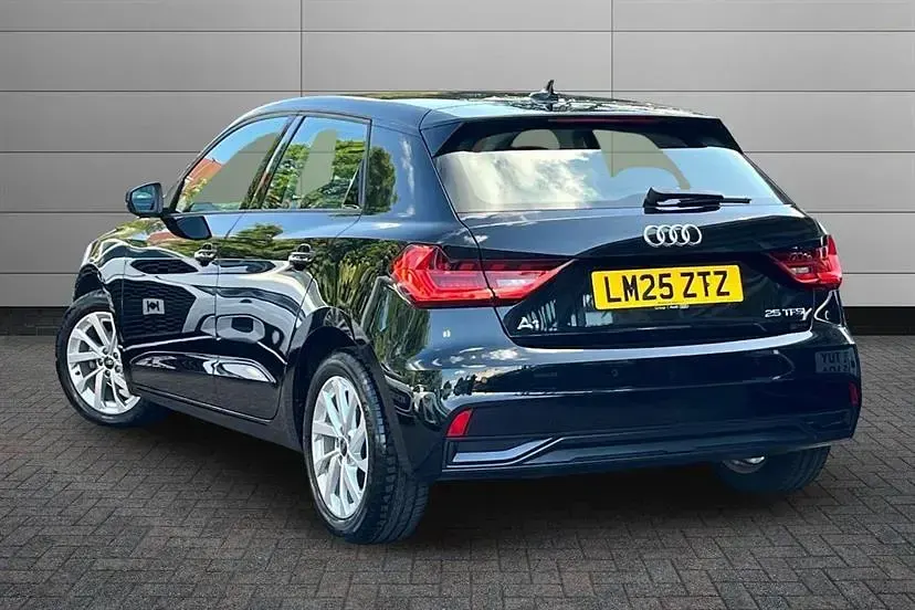 Käytetty Audi A1 Sport 95 HP (69 kW) 2025 Musta Katumaasturi