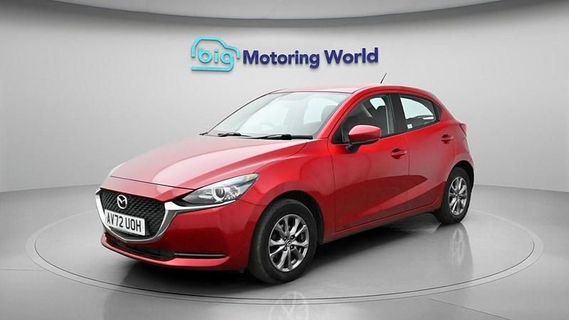 Begagnad Mazda 2 75 HK (55 kW) 2023 Röd Halvkombi