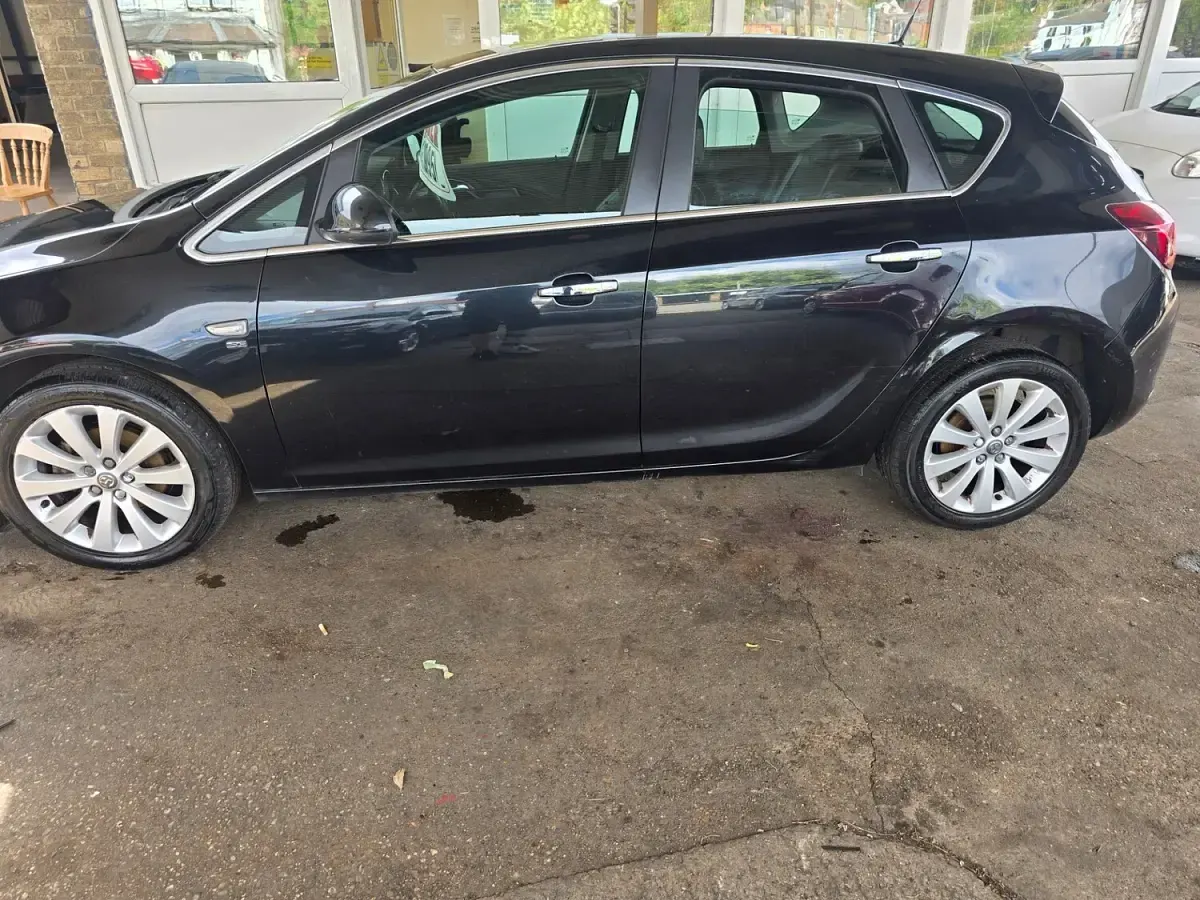 Used Vauxhall Astra 113 HP (83 kW) 2013 Black Hatchback