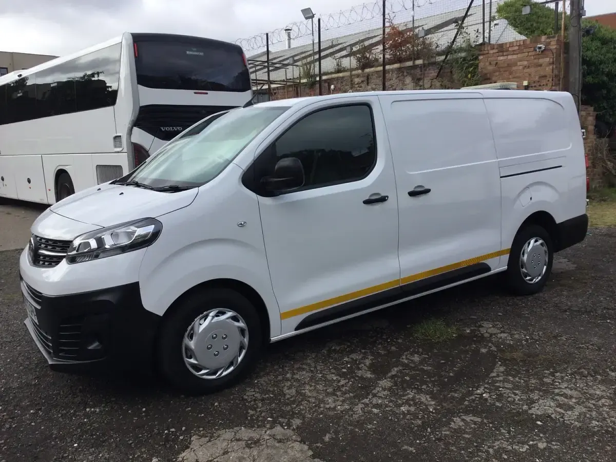 Used Vauxhall Vivaro 100 HP (73 kW) 2022 White MPV