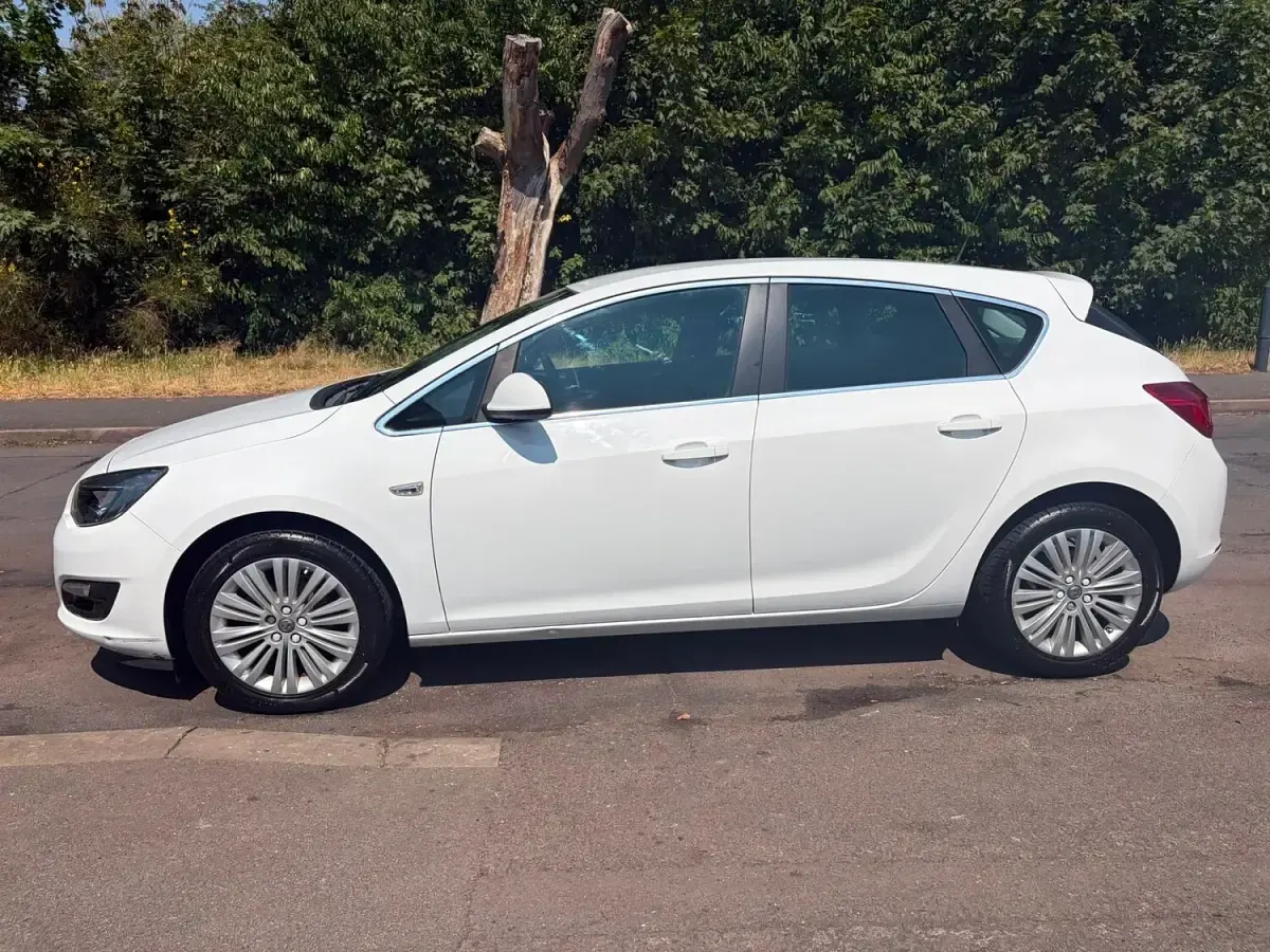 Used Vauxhall Astra Excite 2015 White Hatchback