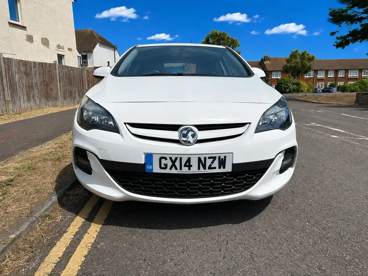 Used Vauxhall Astra Edition 140 HP (102 kW) 2014 White Hatchback