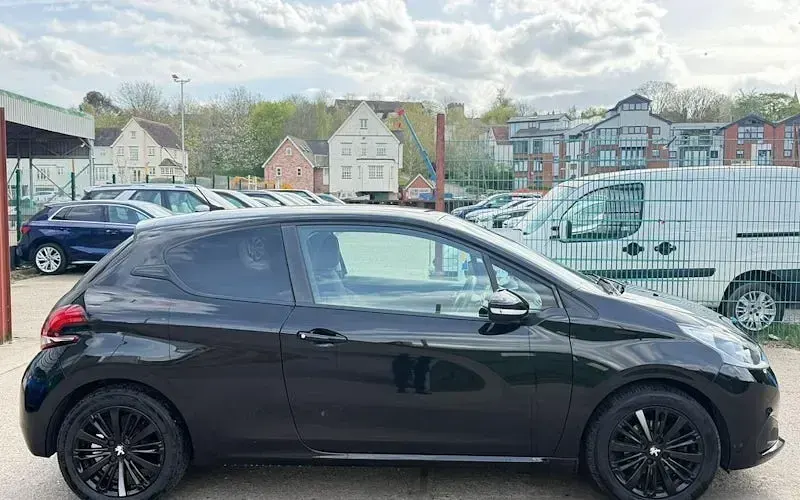 Used Peugeot 208 82 HP (60 kW) 2017 Hatchback
