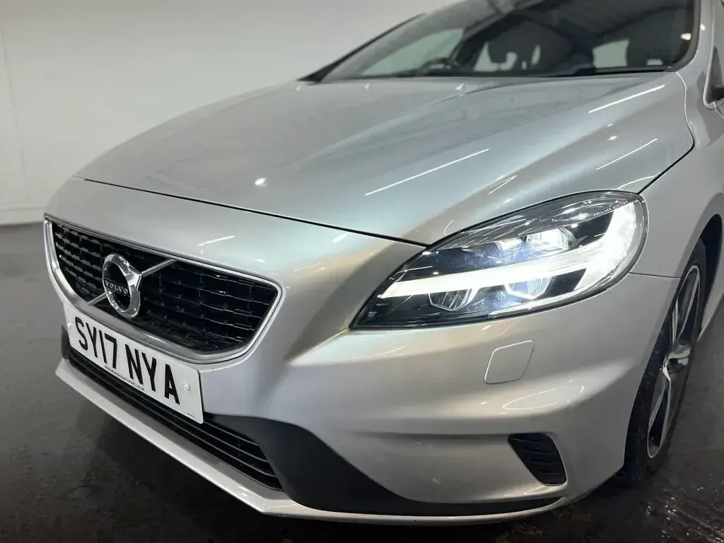 Used Volvo V40 R-Design 122 HP (89 kW) 2017 Silver Hatchback